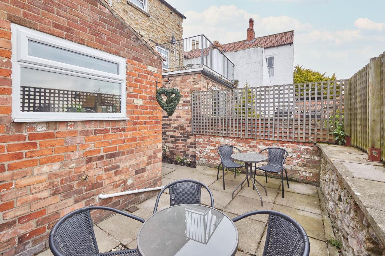 Host & Stay - Dove Grey, 25 West End Kirkbymoorside Exterior photo