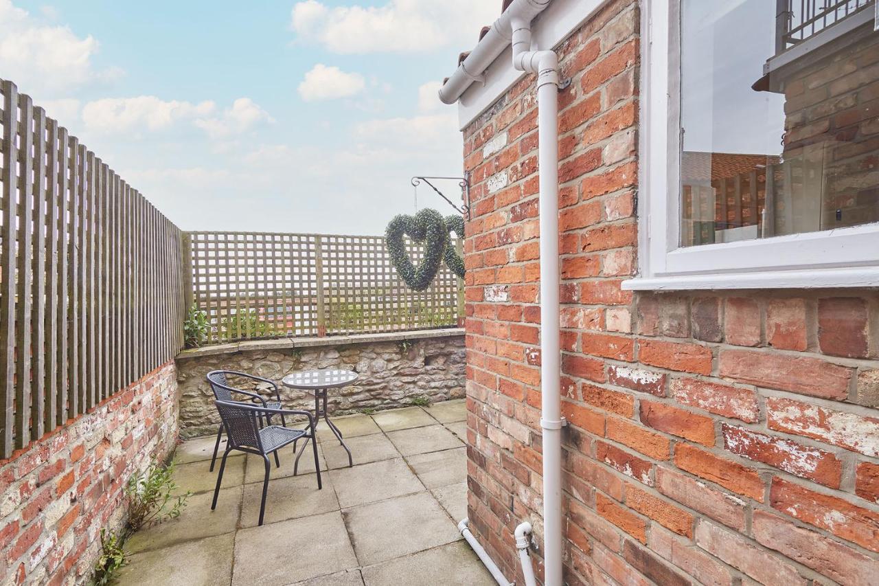 Host & Stay - Dove Grey, 25 West End Kirkbymoorside Exterior photo